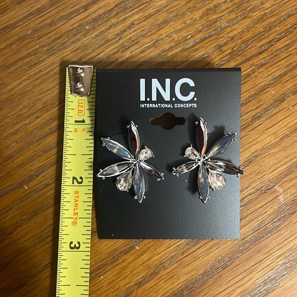 NWT *** I.N.C. Light Grey/ Clear Stud Earrings - Picture 2 of 4